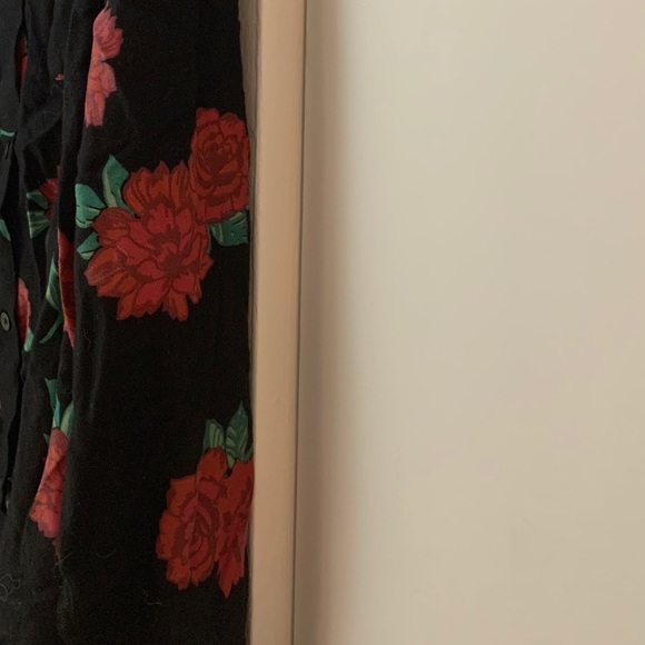 Icōne Black Soft Button Down Shirt With Red Roses - Picture 5 of 7